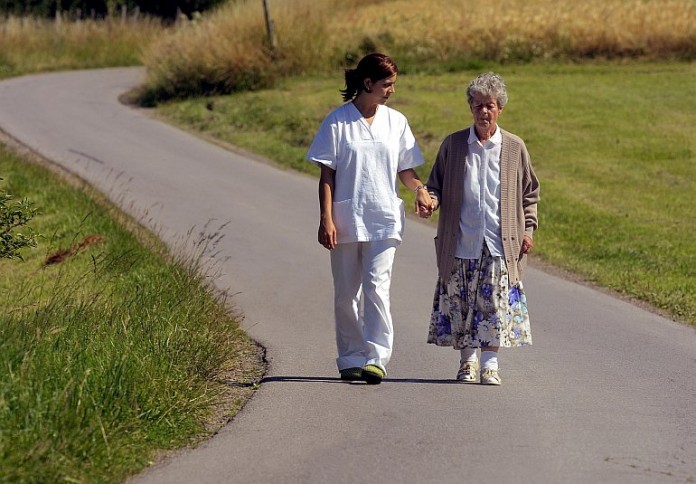 Viele Menschen sind im höheren Alter auf Pflege und Betreuung angewiesen.