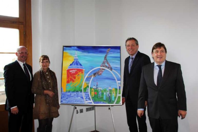 Sportkreisvorsitzender Michael Scheidel überreicht das Kunstwerk von Bettina Mohr an Oberbürgermeister Dr. Peter Kurz und Sportbürgermeister Lothar Quast als Dank für das Ehrenamt und Engagement beim Internationalen Deutschen Turnfest