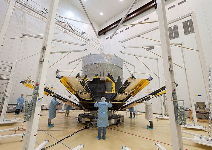 Ingenieure bereiten im Reinraum S1B des europäischen Weltraumbahnhofs der ESA in Kourou den Wissenschaftssatelliten Gaia auf seinen Einsatz im All vor.