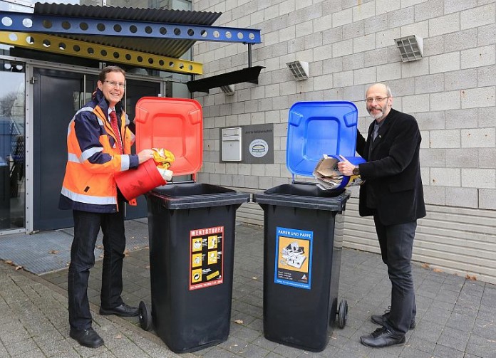 Bürgermeister Stapf (r.) und Kaufmann, Leiter des Amts für Abfallwirtschaft mit Papiertonne (blauer Deckel) und Wertstofftonne (roter Deckel).