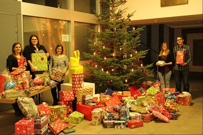 Die Mitglieder der Jugend- und Auszubildendenvertretung Christina Ockert, Janina Betz, Lorena Köhler, Rena Wagner und Sandro Müller mit den Geschenken der Wunschbaumaktion im Landratsamt.