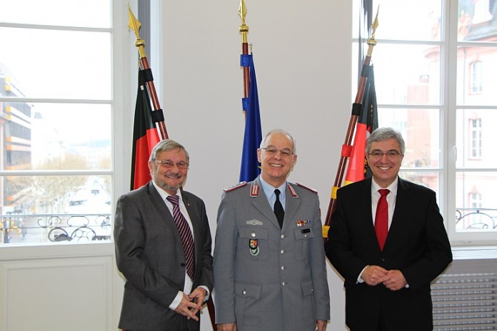 Oberst Erwin J. Mattes mit Innenminister Roger Lewentz (r.) und Ministerialdirigent Peter Grüßner