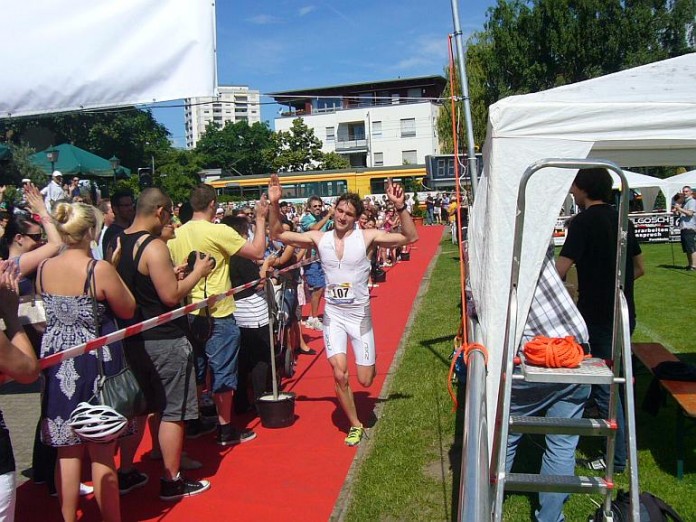 Der Sieger 2013 Moritz Kränkl im Ziel auf dem Vereinsgelände der Sportfreunde Forchheim