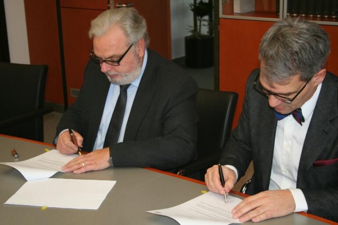 Oberfinanzpräsident Werner Nägler (links) und Thomas Michel, Geschäftsführer der DLGI (Dienstleistungsgesellschaft für Informatik), bei der Vertragsunterzeichnung.