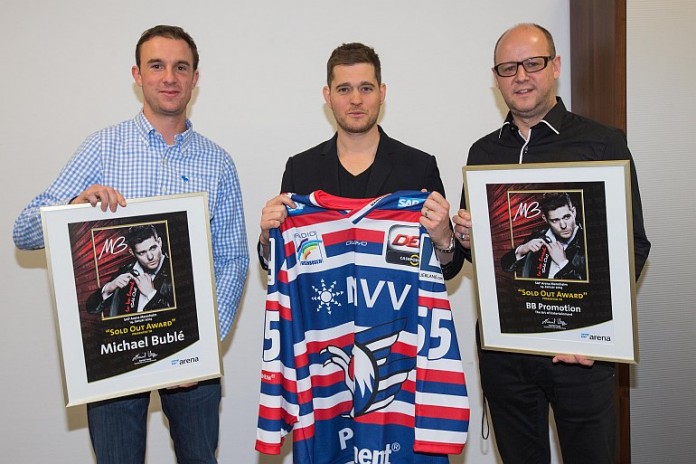 Daniel Hopp (SAP Arena), Michael Bublé, Matthias Mantel (BB Promotion).