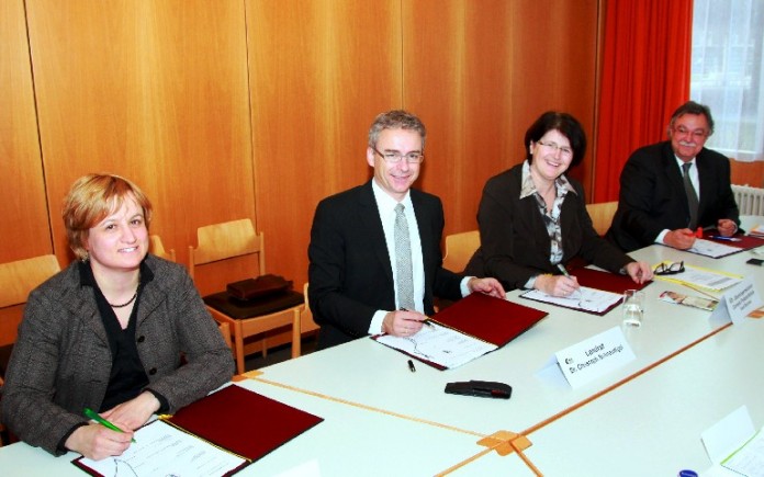 Geschäftsführerin Birgit Schwegle, Energieagentur Kreis Karlsruhe, Landrat Dr. Christoph Schnaudigel, Oberbürgermeisterin Cornelia Petzold-Schick, Geschäftsführer Peter Solberg, Energie- und Wasserversorgung Bruchsal (v.l.n.r.)