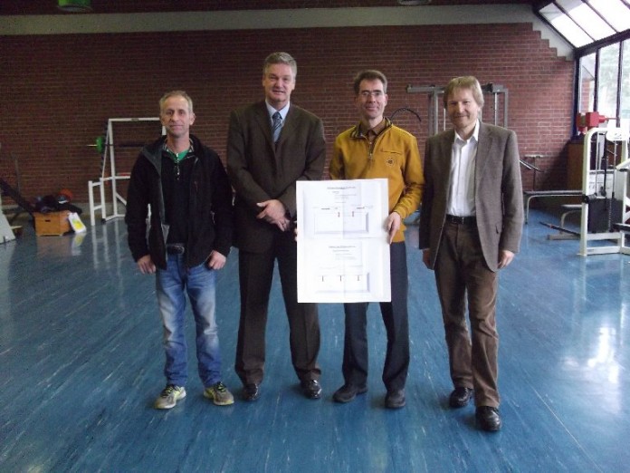 v.l.n.r.: Hausmeister der Waldsporthalle Horst Fetsch, 1. Stadtrat Jens Bolze, Reinhard Wirths und Philipp Granzow vom Brundtlandbüro zeigten die großen Unterschiede zwischen der alten Luftheizung und der neuen Deckenstrahlheizung auf.