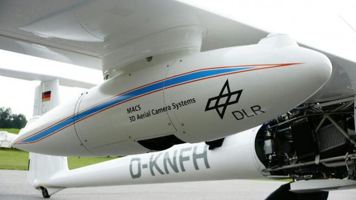 Die im DLR entwickelte und gebaute Spezialkamera MACS (Modular Aerial Camera System) ist in einem druckfreien Instrumentenbehälter unter der Tragfläche montiert.