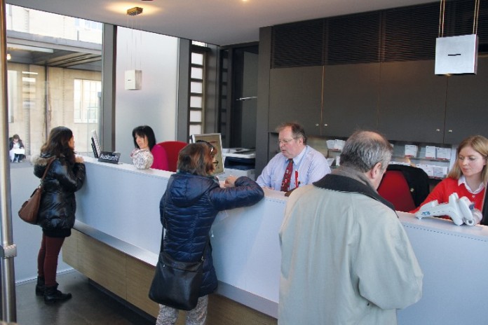Heller, freundlicher und weitläufiger präsentiert sich das KVV-Kundenzentrum am Karlsruher Hauptbahnhof nach seiner Wiedereröffnung, so die KVV.