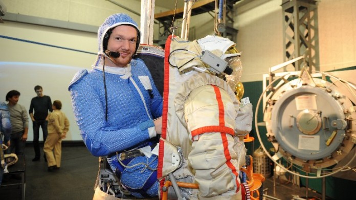 Das Bild zeigt Alexander Gerst beim "Anziehen" des russischen Sokol-Raumanzugs, den er auch während seines sechsstündigen Fluges in einer Sojus-Kapsel zur ISS tragen wird.