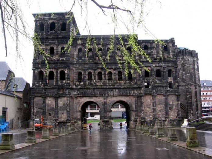 Porta Nigra, Wahrzeichen der Stadt Trier und seit 1986 Teil des UNESCO-Welterbes Römische Baudenkmäler, Dom und Liebfrauenkirche in Trier. Ausserdem ist das Tor, geschütztes Kulturgut nach der Haager Konvention.