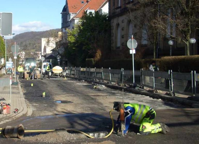 In etwa zweieinhalb Wochen wird die Ehretstraße in Weinheim wohl wieder voll befahren werden können
