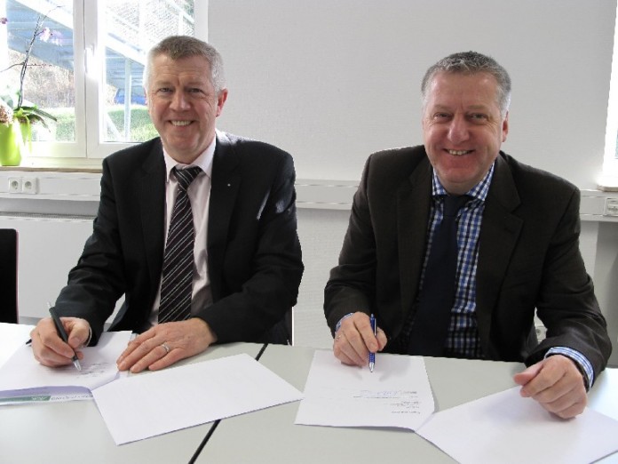 Die beiden Geschäftsführer (von links) Stefan Strobel (AOK Rhein-Neckar-Odenwald) und Norbert Mischer (Neckar-Odenwald-Kliniken) unterzeichnen die Vereinbarung zur Bildungspartnerschaft.