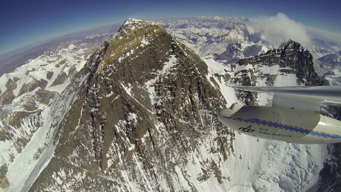 300 Kilometer Fernsicht über den Himalaya. In der Bildmitte der Mount Everest (8.848 Meter). Rechts der Lhotse (8516 Meter). Die DLR-Spezialkamera MACS (Modular Aerial Camera System) ist in einem Kamerabehälter unter der Flugzeugtragfläche montiert.