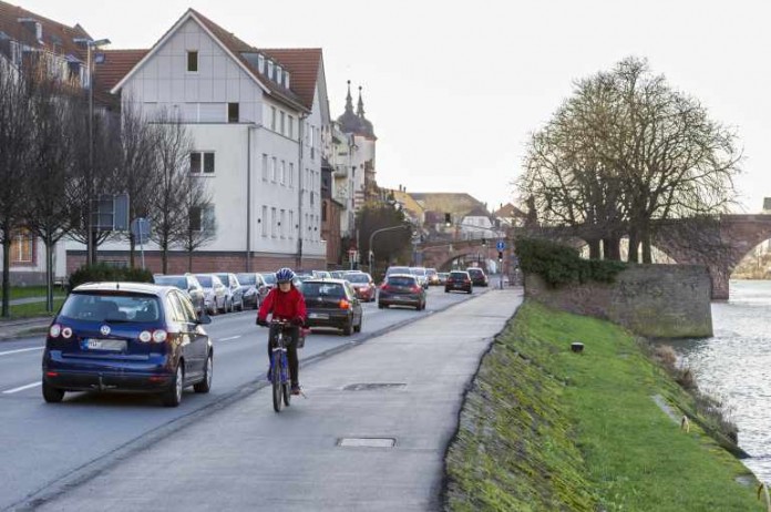 Jetzt rollt das Rad wieder besser: Die Radwege an der B 37 zwischen Karlstor und Theodor-Heuss-Brücke erhielten eine neue Oberfläche.