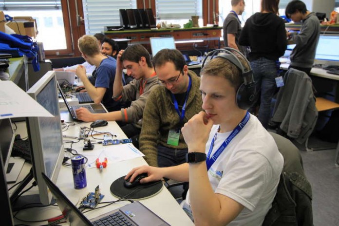 Studierende beim Entwickeln ihres Projekts