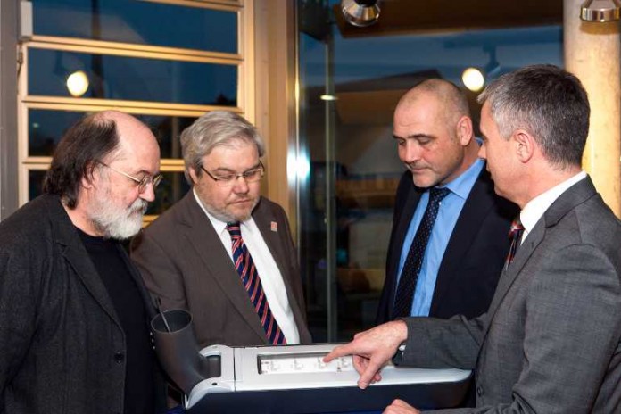Straßenbeleuchtungs-Konzession verlängert: Erster Stadtrat Franz-Rudolf Urhahn, Bürgermeister Heinz-Peter Becker (beide Mörfelden-Walldorf), HSE-Vorstand Andreas Niedermaier und Projektleiter Bernhard Fenn sind zufrieden (von links).