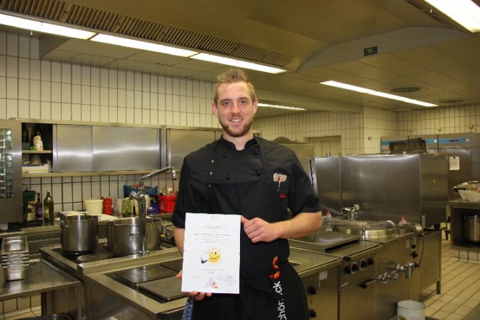 Küchenchef Raphael Kies und sein Team erreichen überdurchschnittliche Hygienestandards in der Sportschul-Küche.