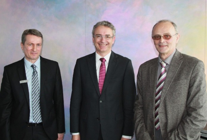 Landrat Dr. Christoph Schnaudigel verabschiedete Peter Zink (rechts) und begrüßte Michael Bolek (links) als neuen Leiter des Amtes für Grundsatz und Soziales.