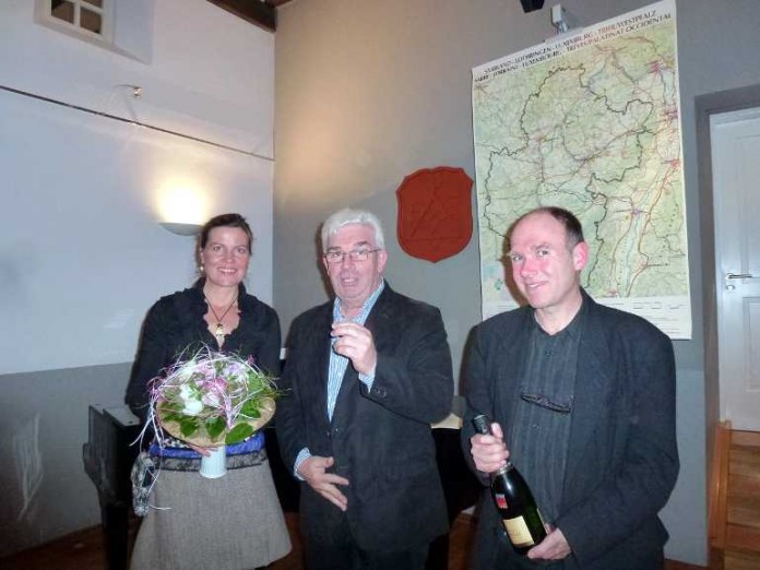 Ein gelungener Abend mit Tiefgang, für den sich vhs-Leiter Gerhard Beil mit Blumen und Cremant d’Alsace bedankte