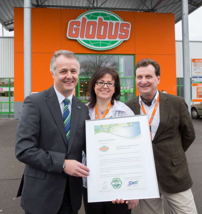 v.l. Markus Vollmer, Vorstandsmitglied der SWK,Ute Sauerborn, Bereichsleiterin Food im Globusmarkt KL, Franko Berkenbrink, Kaufm. Gebäudemanager