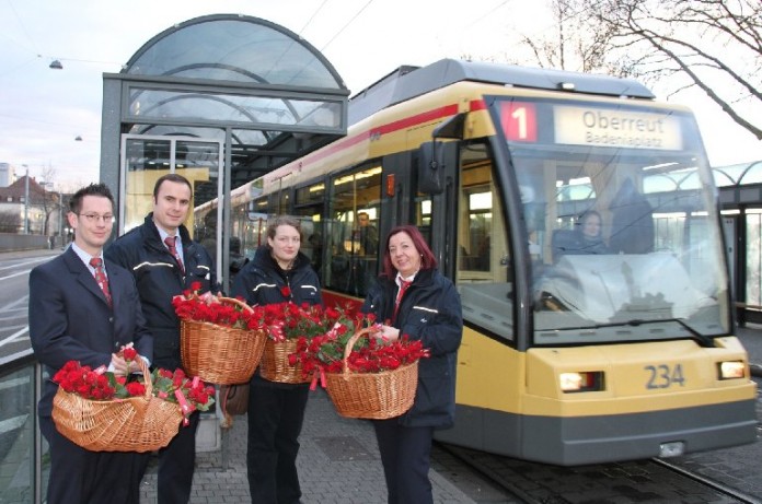 Anlässlich des Rosentags verteilten Mitarbeiterinnen und Mitarbeiter des KVV 1000 rote Rosen an seine Kunden.