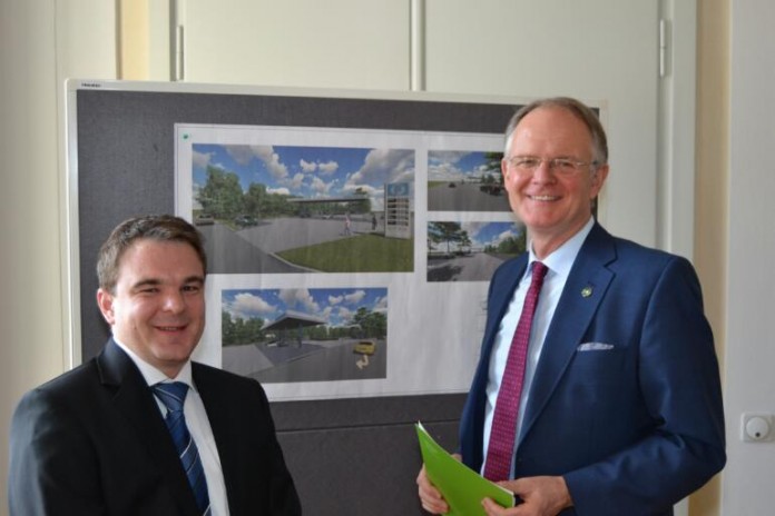 Oberbürgermeister Hans-Dieter Schlimmer (r.) stellte gemeinsam mit Thomas Frühmesser (l.) die Planungen für die neue Tankstelle in der Zweibrückerstraße/Ecke Schloßstraße vor.