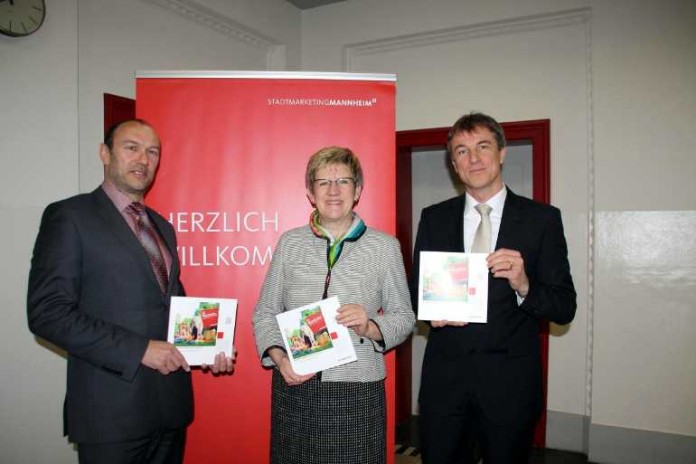Michael Schnellbach, Fachbereichsleiter Bürgerdienste, Bürgermeisterin Felicitas Kubala und Georg Sahnen, Geschäftsführer der Stadtmarketing GmbH, stellen die Neubürgerbroschüre vor