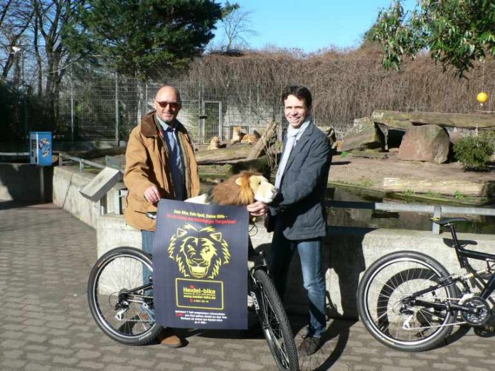 Der kaufmännische Geschäftsführer des Zoos Frank-Dieter Heck mit dem Inhaber von „Heidel-bike“ Peter Kattus