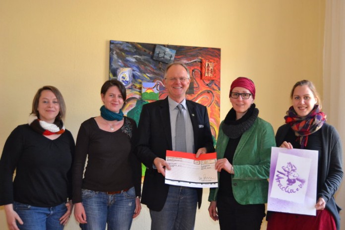 v.l.n.r.: Christin Wittenbrink, Alexandra Ackermann, Oberbürgermeister Hans-Dieter Schlimmer, Annegret Fink und Myriam Zimmermann.