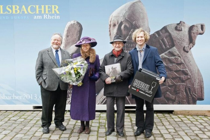 rem-Generaldirektor Prof. Alfried Wieczorek und Wittelsbacher-Projektleiter Dr. Alexander Schubert begrüßen die Jubiläumsgäste, das Ehepaar Ruth und Horst Brockel