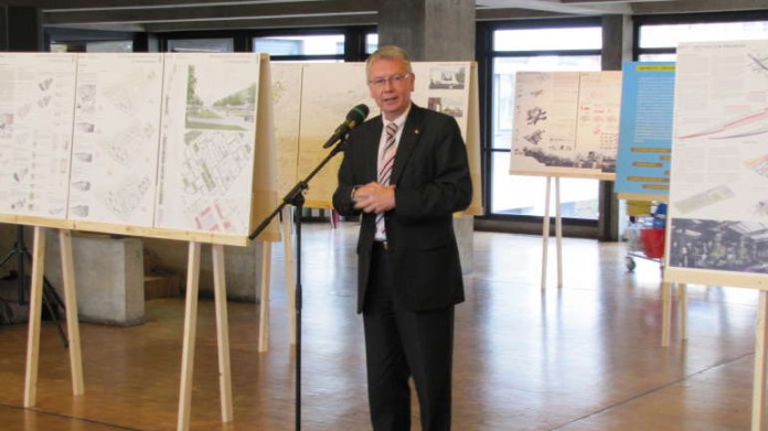 Oberbürgermeister Dr. Klaus Weichel bei der Eröffnung