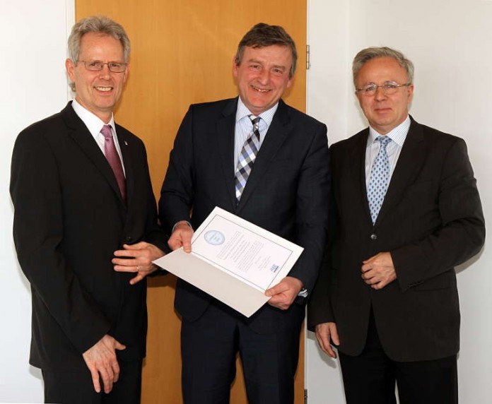 Stefan Lorenz, Dr. Hubert Detmer, stellvertretender Geschäftsführer des DHV, und TU-Präsident Helmut J. Schmidt (v.l.n.r.) bei der Übergabe des Gütesiegels.