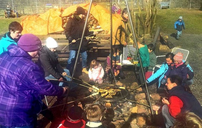 Zur Mittagszeit kamen die hungrigen Besucher zusammen und ließen es sich am Lagerfeuer bei Stockbrot und Würstchen gut gehen