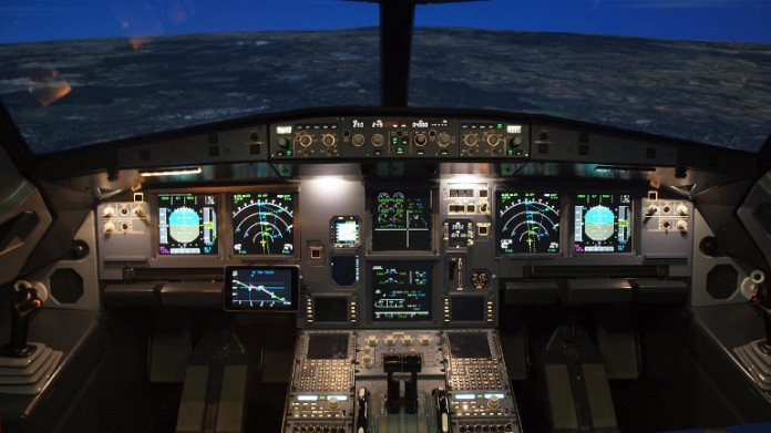 Das Cockpit des A320-Simulators. Links im Bild sieht man das Display des getesteten Pilotenassistenzsystems.
