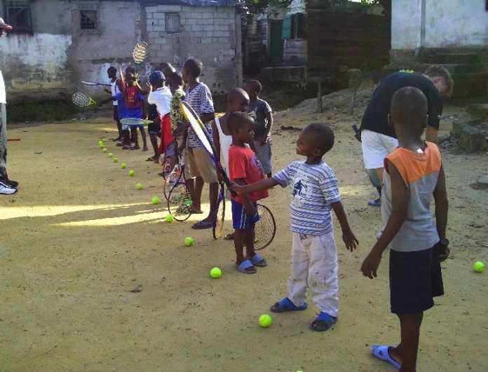 Joseph-Didier Onohiol sucht Tennisbekleidung und -equipment für Menschen in Douala in Kamerun.