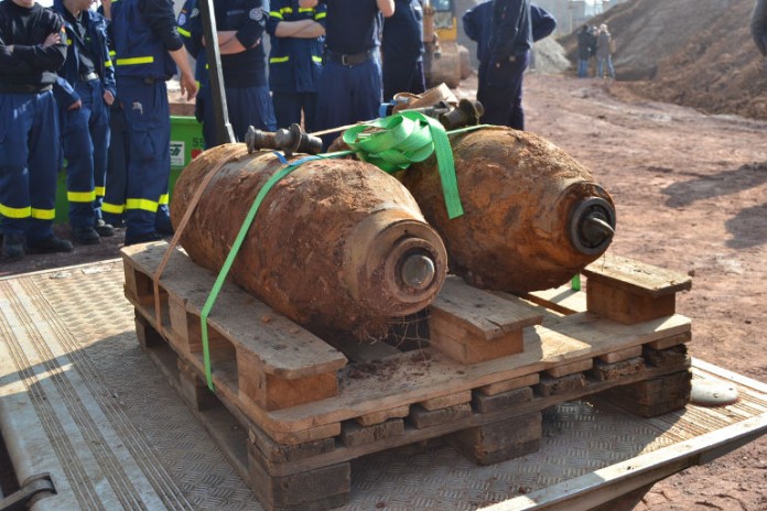 Foto der beiden entschärften Bomben
