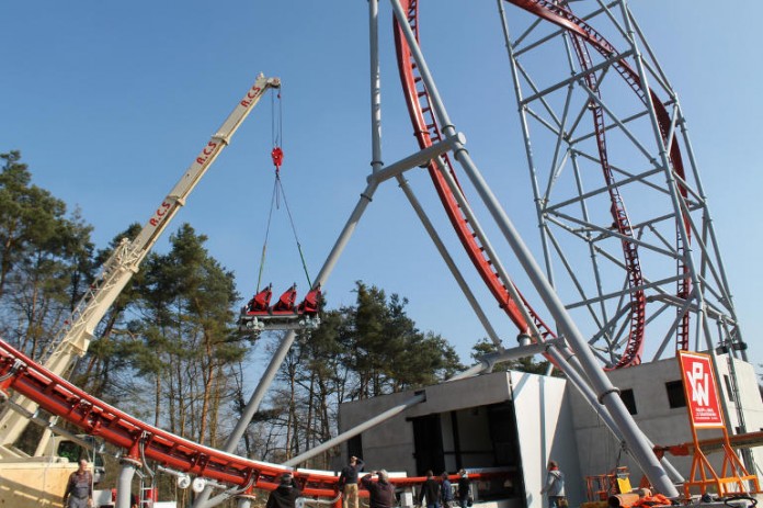 Der erste von zwei Achterbahnwagen schwebt über den Schienen von „Sky Scream“.