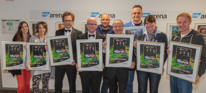 Die Sprecher des Kulthörspiels sowie das Produktionsteam erhalten den Sold Out Award der SAP Arena.