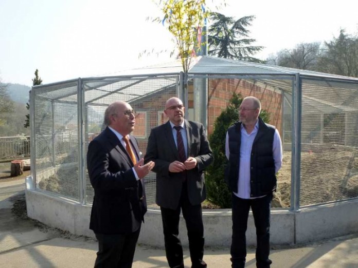 vl. Sparkassendirektor Prod. Dr. Rüdiger Hauser, OB Heiner Bernhard und Michael Metz, Architekt und Vors. des Stadtverschönerungsvereins