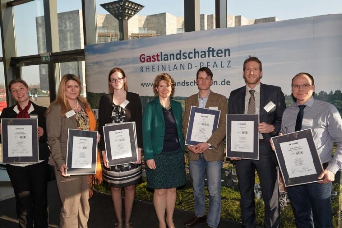 Ministerin Eveline Lemke bei der Auszeichnung. Die Schlossmanagerin des Hambacher Schlosses Ulrike Dittrich 2.v.l.