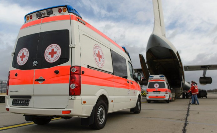 Krankenwagen werden am Samstag (15.03.14) auf dem Flughafen Berlin-Schoenefeld in Brandenburg, vor dem Abflug eines Flugzeugs in die Ukraine, verladen.