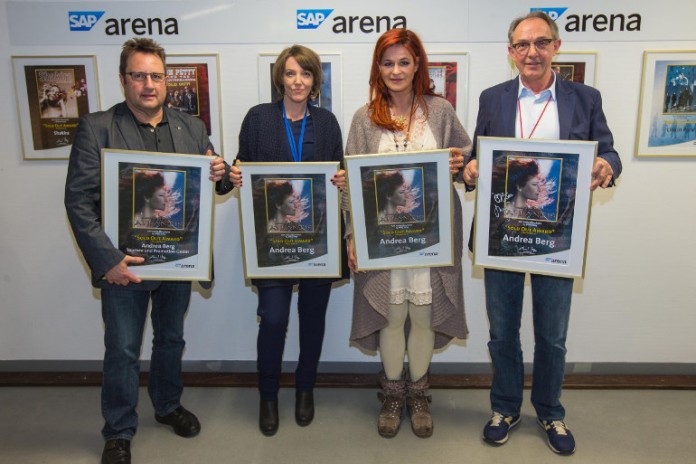 Andrea Berg erhält den Sold Out Award der SAP Arena: Joh Möllering (Andrea Berg Tournee und Promotion GmbH), Melanie Gremm (SAP Arena), Andrea Berg, Ziggy Grimm (SAP Arena).