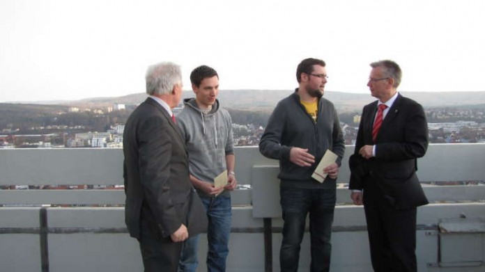 Kreisbeigeordneter Gerhard Müller (li.) Oberbürgermeister Dr. Klaus Weichel (re.) mit den geehrten Auszubildenden Marc-Philipp und Robin Steinhauer