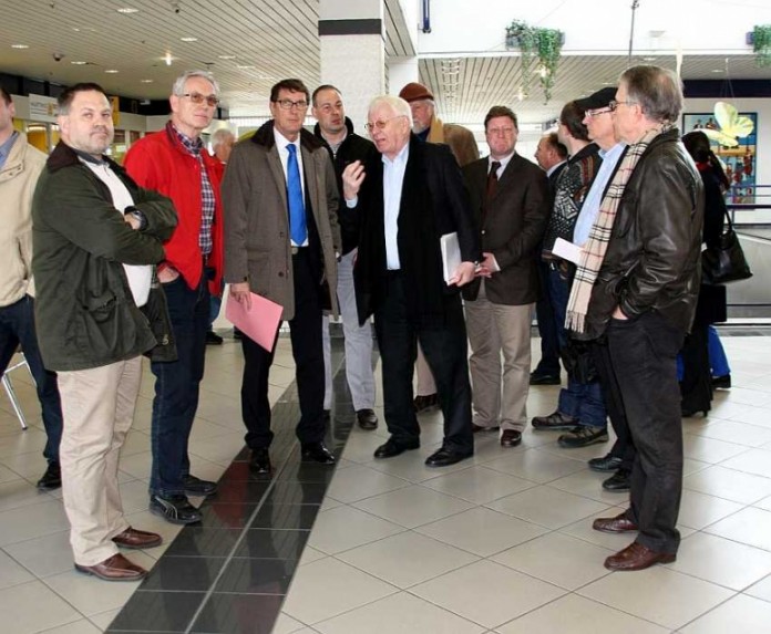 Wirtschaftsbürgermeister Michael Grötsch beim Rundgang durch das Einkaufszentrum Vogelstang