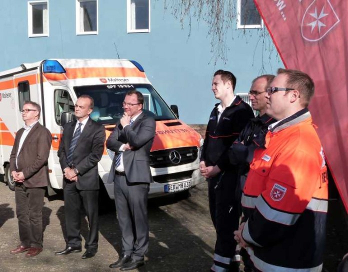 (v.l.n.r.) Reiner Hör, Bürgermeister VG Rülzheim, Landrat Dr. Fritz Brechtel, Diözesan- und Bezirksgeschäftsführer der Malteser in der Diözese Speyer, Christoph Götz, Mitarbeiter der jetzt ehrenamtlichen Rettungswache