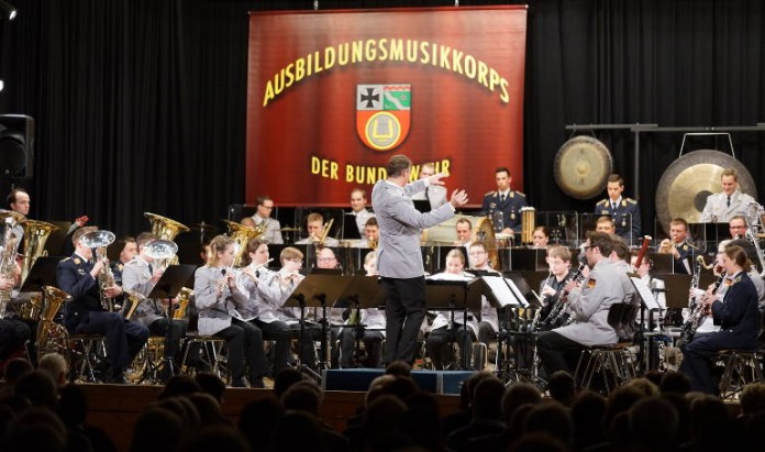 Das Ausbildungsmusikkorps der Bundeswehr (Leitung: Oberstleutnant Michael Euler)