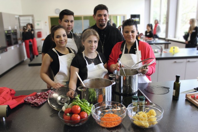 Starkoch Tim Mälzer weiht Schulküche an der Werner-von-Siemens-Schule in Karlsruhe ein