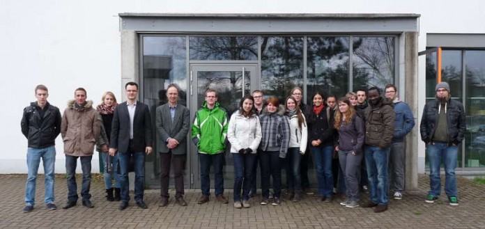 Workshop: Die Exkursionsteilnehmer mit Juniorprofessor Conrad Völker (vierter von links) und Professor Philippe André (rechts daneben).