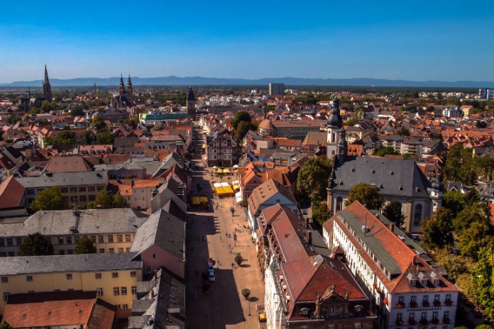Aussicht vom Turm auf die Speyerer Maximilianstraße.